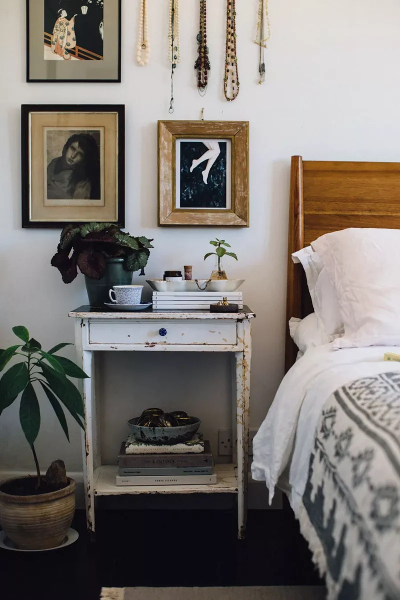45 Warm and Inviting Bedroom Ideas for Ultimate Comfort 15 Display Personal Items