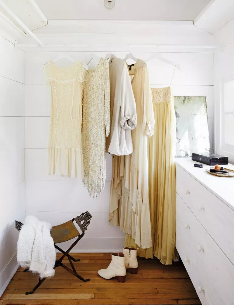 24 Glamorous Dressing Room Ideas to Transform Your Space 15 Display Signature Pieces