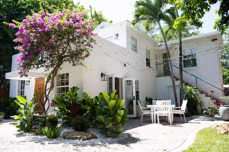 52 Beautiful Backyard Landscaping Ideas for Your Home 27 Dramatic Tropical Plants