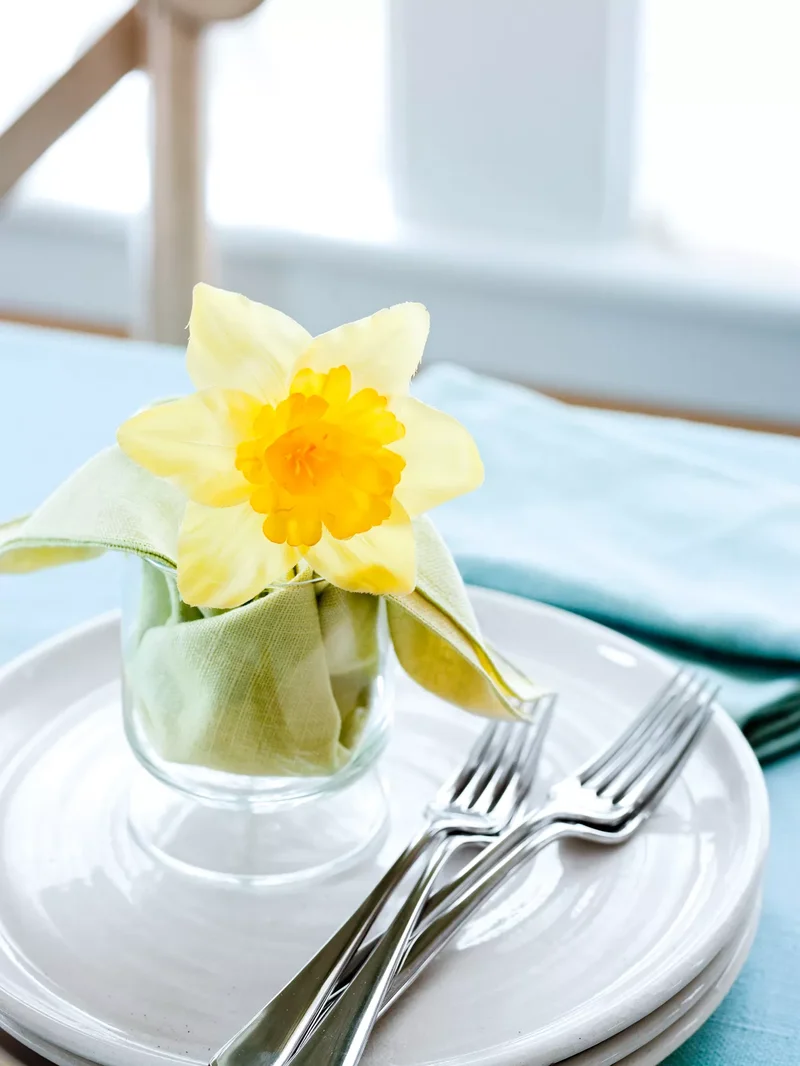 42 Easter Centerpiece Ideas and Table Decor for Spring 15 Easter Daffodil Place Setting