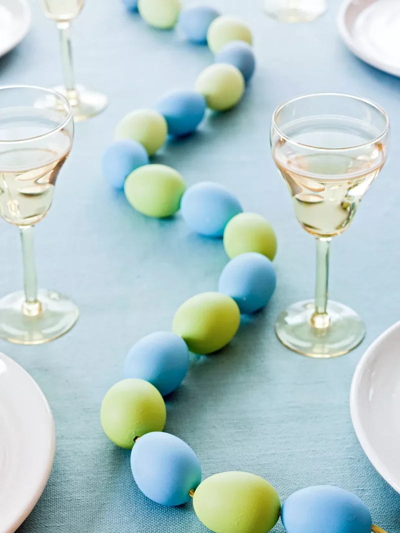 42 Easter Centerpiece Ideas and Table Decor for Spring 25 Easter-Egg Table Garland
