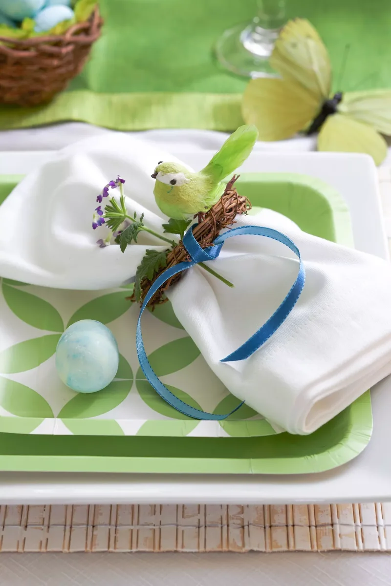 42 Easter Centerpiece Ideas and Table Decor for Spring 19 Easy Spring-Theme Place Setting
