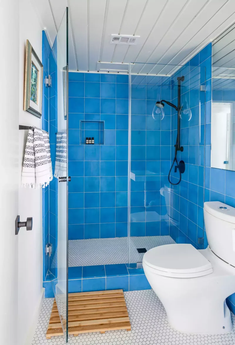 34 Beautiful Blue Bathroom Ideas for Any Style to Refresh 8 Electric Blue Bathroom