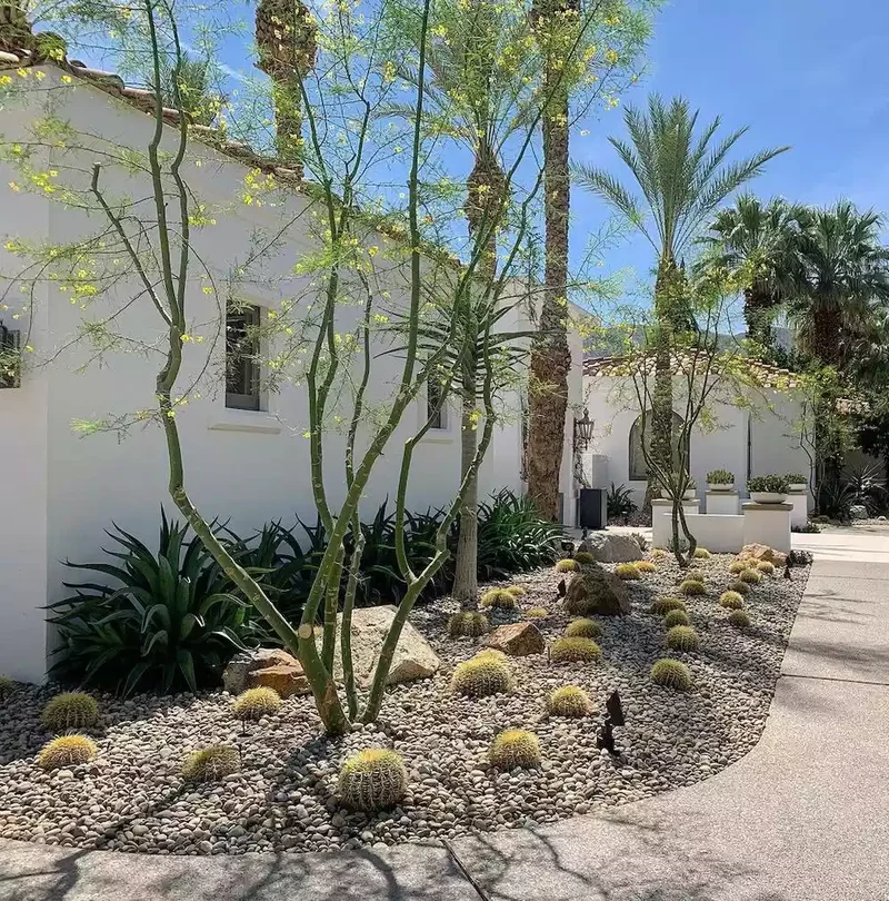 24 Beautiful Desert Landscaping Ideas for Hot Climates 1 Embellish Front Yard With Dramatic, Simple Shapes