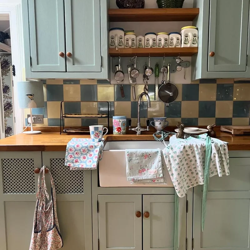 32 Country Kitchen Designs for a Cozy Cooking Retreat 23 Eye-Catching Backsplash