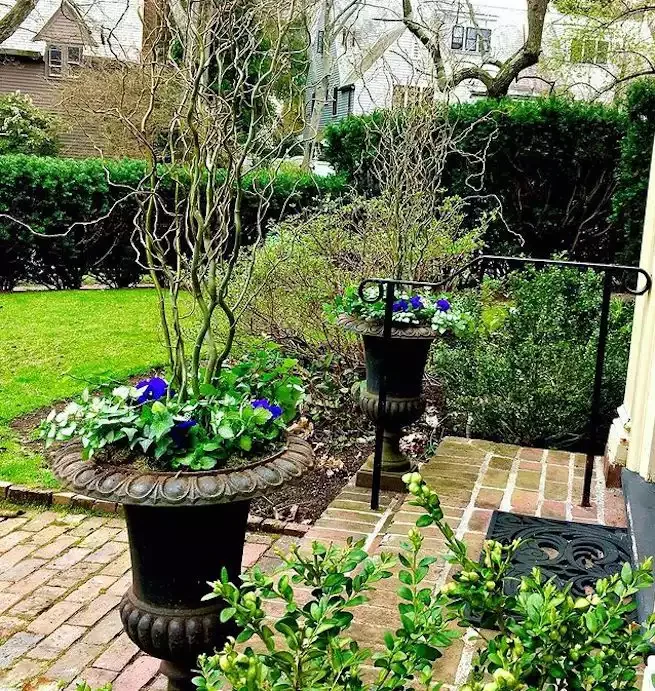 82 Stunning Front Yard Landscaping Ideas to Try This Spring 13 Eye-Catching Containers
