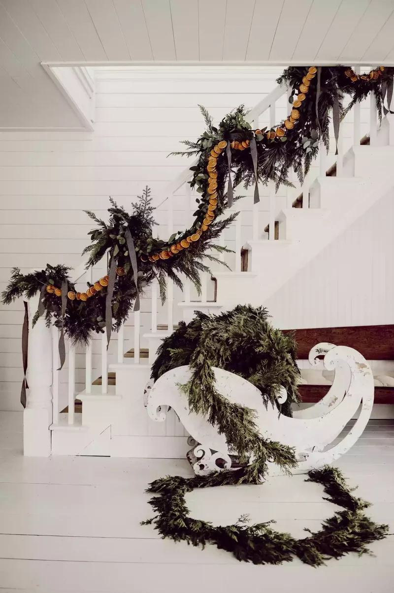 61 Unique DIY Christmas Garland Ideas for Festive Decor 9 Farmhouse Staircase Garland
