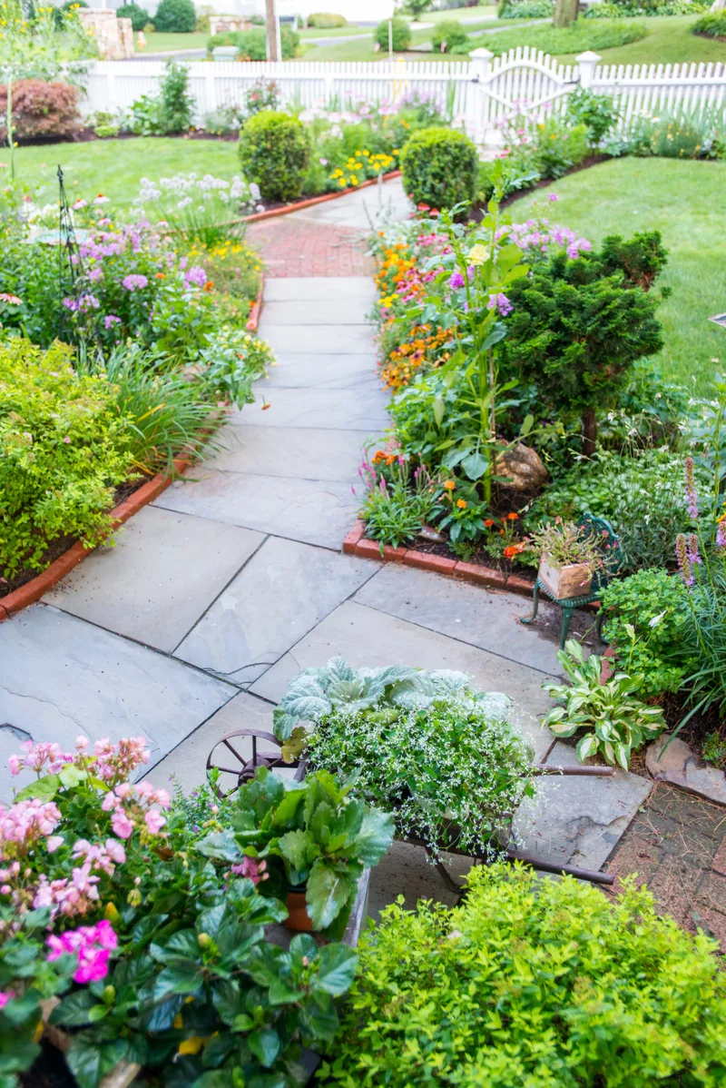 24 Beautiful Garden Path Ideas for Your Outdoor Retreat 11 Flagstone Path