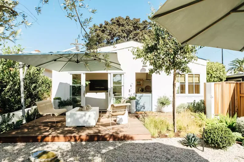 15 Beautiful Floating Deck Ideas for Any Outdoor Space 14 Float It Just Outside