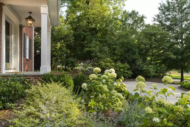 24 Stunning Driveway Landscaping Ideas for Amazing Curb Appeal 21 Flowers in the Front