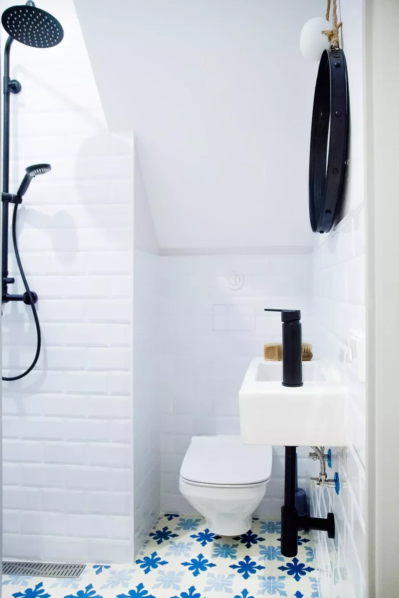 34 Beautiful Blue Bathroom Ideas for Any Style to Refresh 14 Focus on the Floor