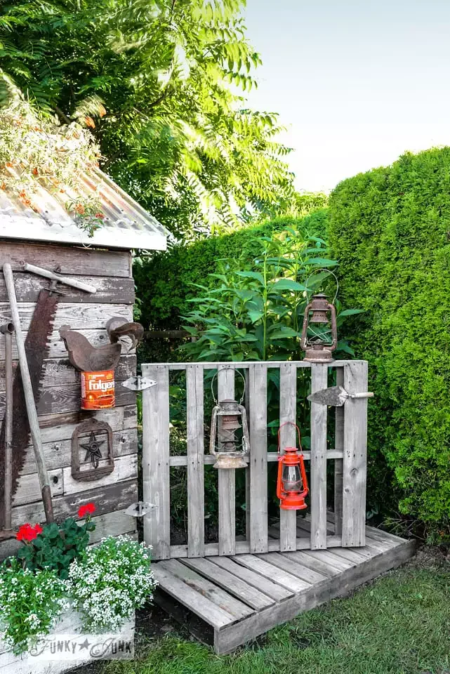 Garden Shed Pallet Fence