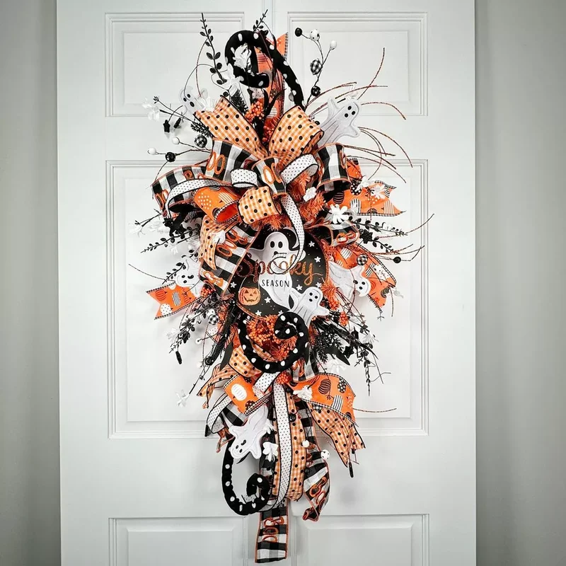 45 Halloween Wreath Ideas to Craft Before October Arrives 34 Ghost Halloween Wreath