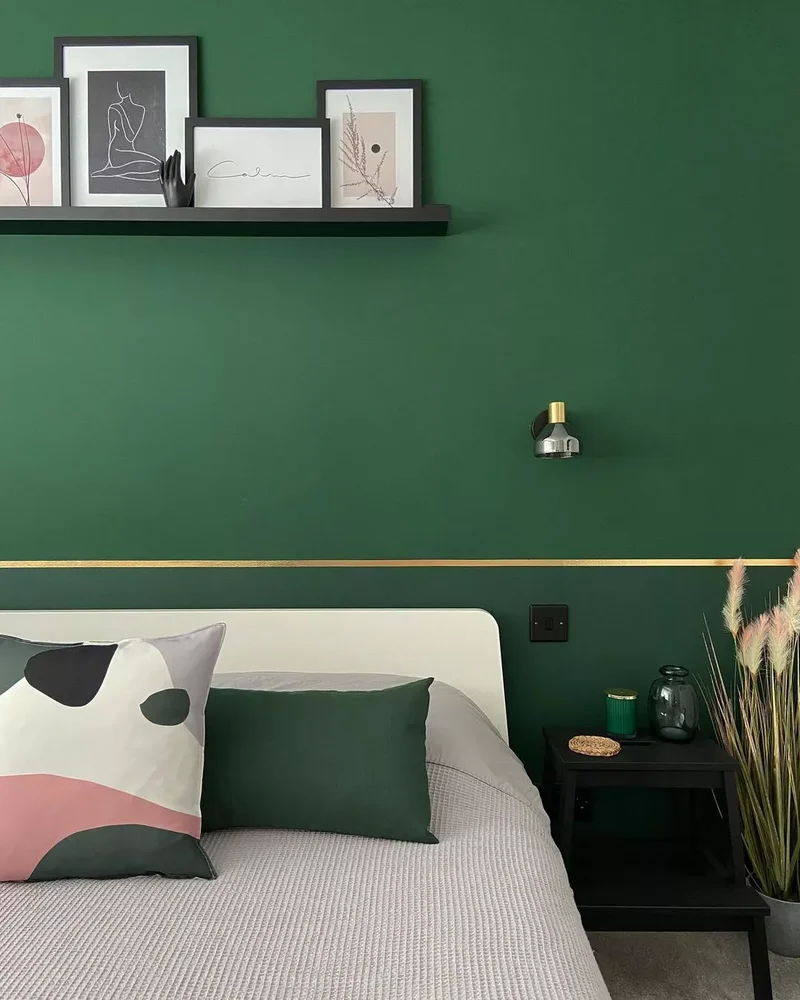 32 Dark Green Bedroom Designs to Inspire Your Next Makeover 30 Go Abstract
