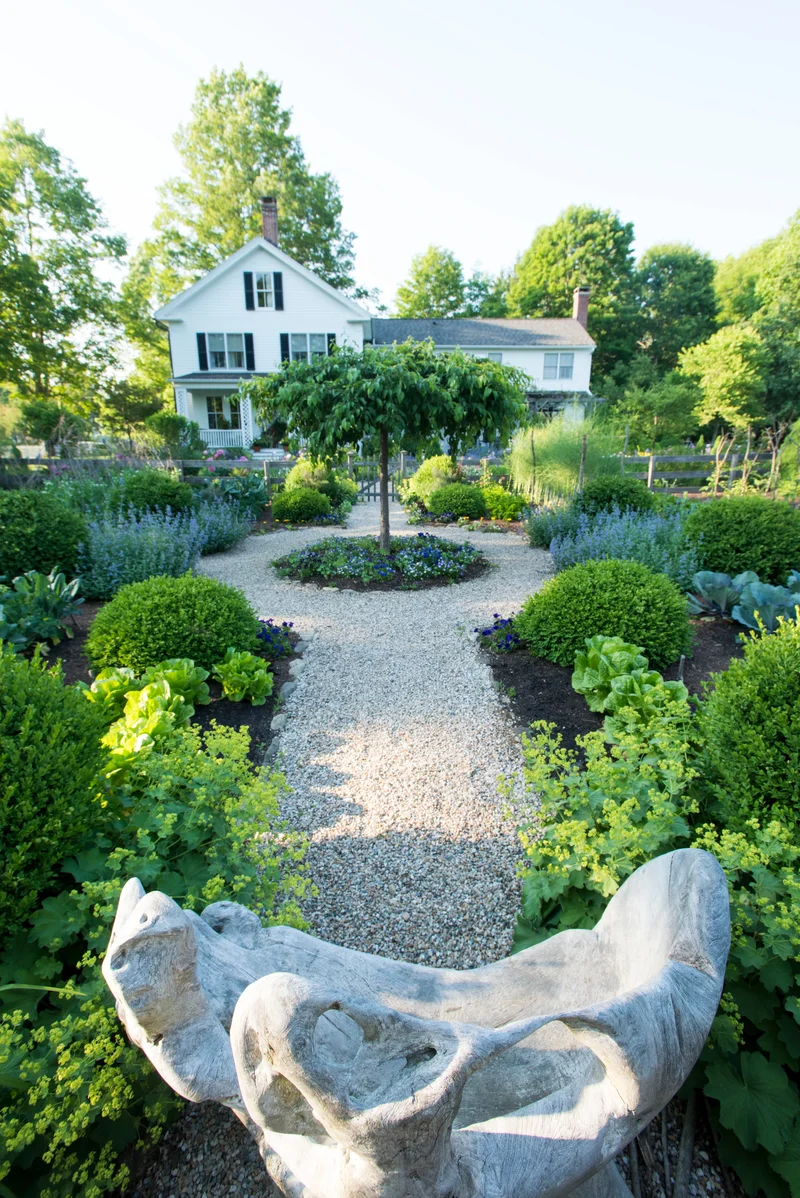 24 Beautiful Garden Path Ideas for Your Outdoor Retreat 3 Gravel Backyard Pathway