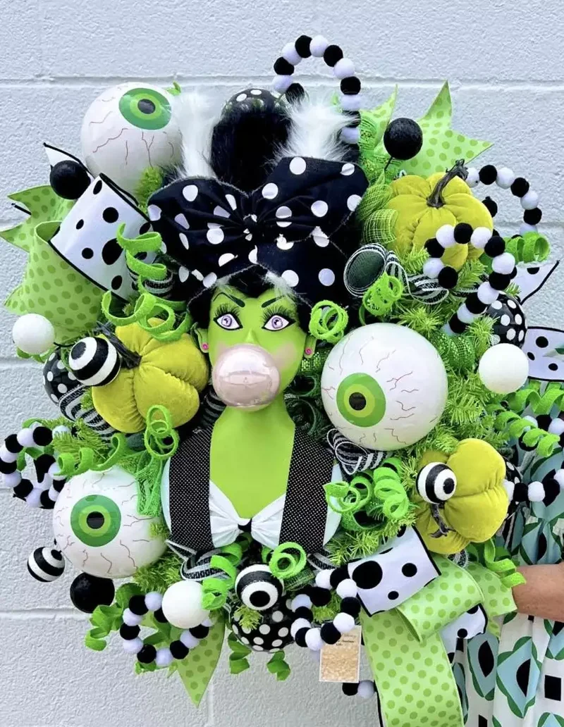45 Halloween Wreath Ideas to Craft Before October Arrives 16 Green Halloween Wreath