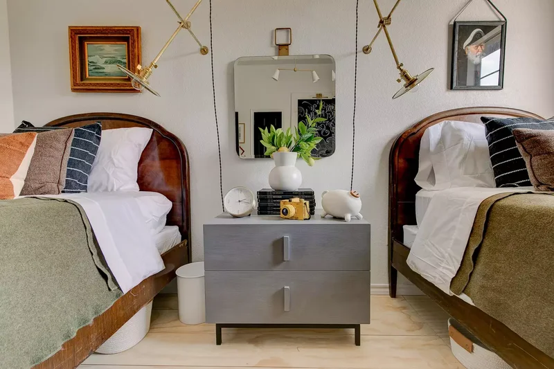 52 Creative and Stylish Teen Bedroom Design Inspirations 32 Hang Thrift Store Art