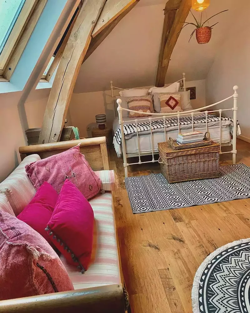 28 Sloped Ceiling Bedroom Ideas That Maximize Your Space 16 Hanging Plant