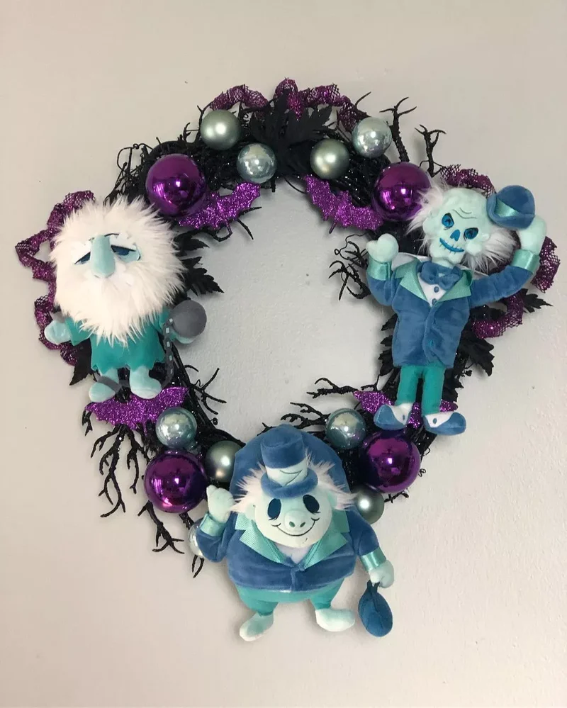 45 Halloween Wreath Ideas to Craft Before October Arrives 15 Haunted Mansion Halloween Wreath