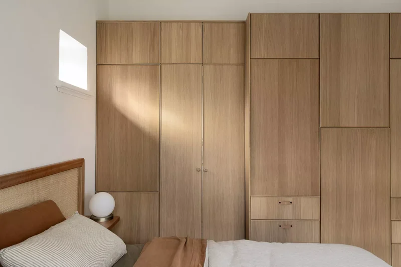 Hide the En Suite Bathroom