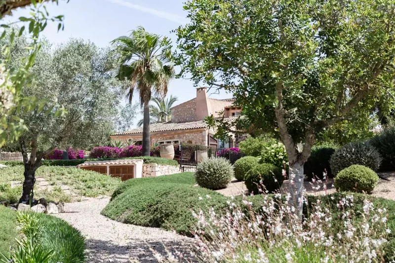 42 Beautiful Retaining Wall Ideas for Your Yard and Garden 23 Hilly Backyard Retaining Wall