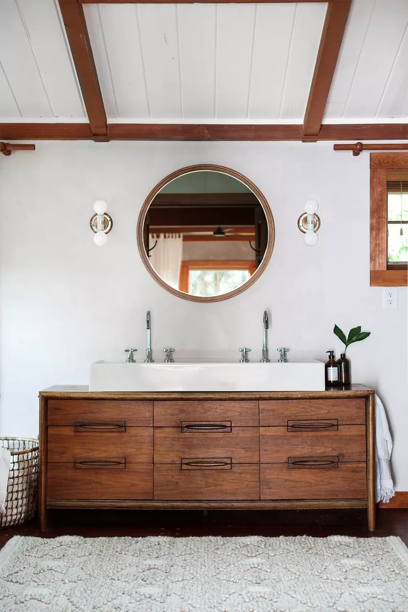20 Vintage-Inspired Bathrooms Overflowing with Retro Appeal 6 Incorporate Midcentury Pieces