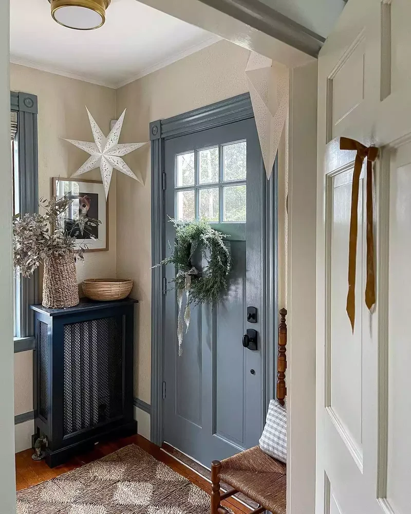 Christmas Door Decorating Ideas: 30 Designer Looks to Try 21 Inside Front Door Wreath