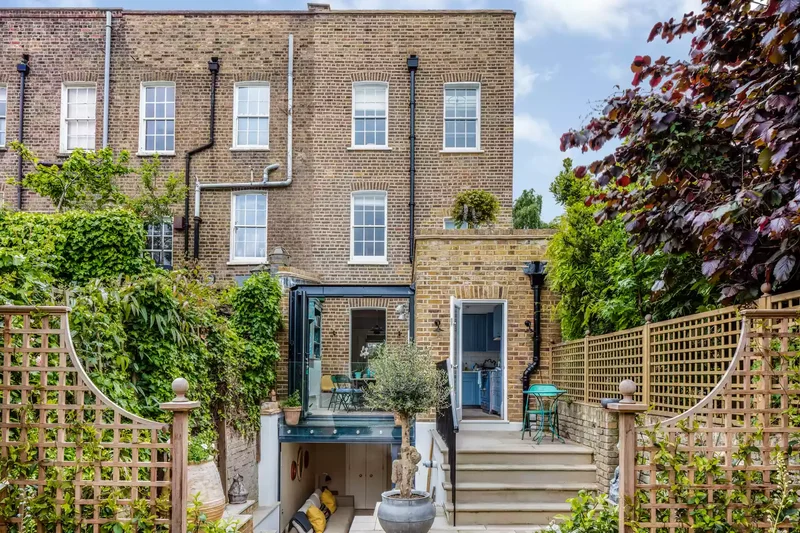 21 Deck Privacy Solutions for Your Outdoor Retreat 4 Install a Charming Trellis