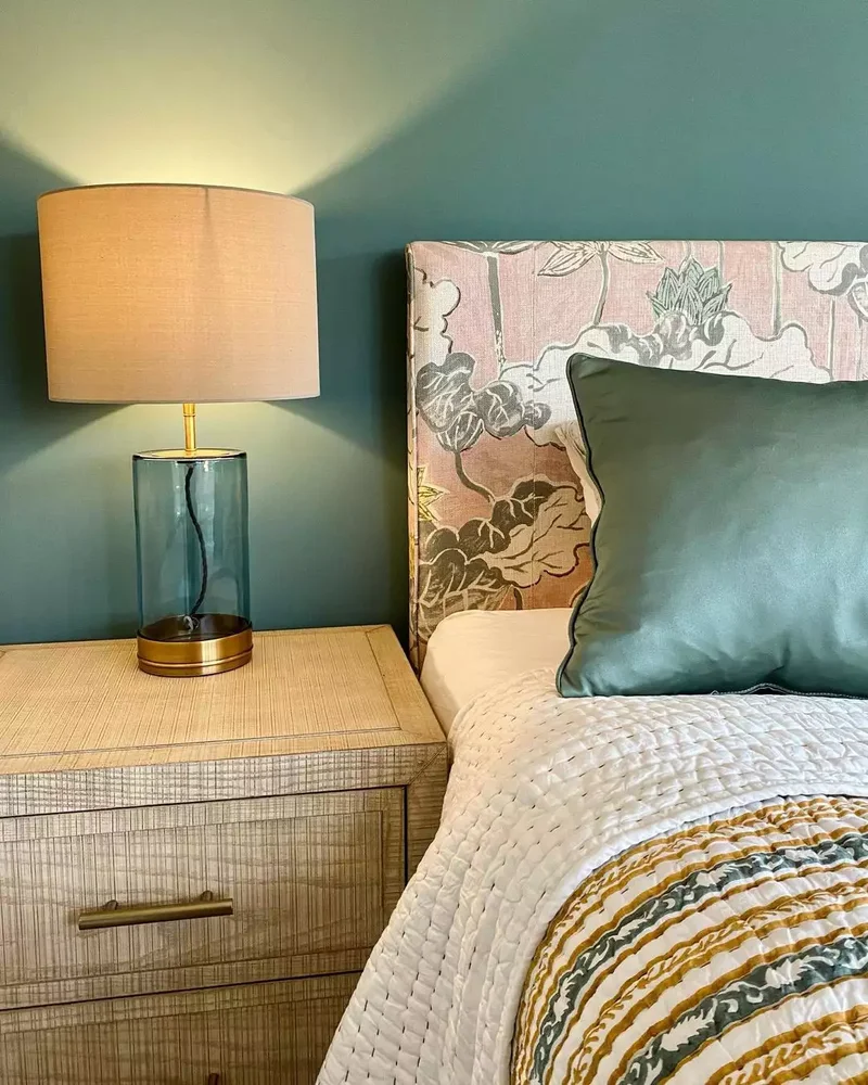 32 Stunning and Striking Teal Bedroom Design Inspirations 16 Keep Accessories Nice and Simple