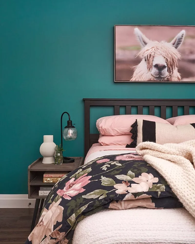 32 Stunning and Striking Teal Bedroom Design Inspirations 21 Keep Art to a Minimum