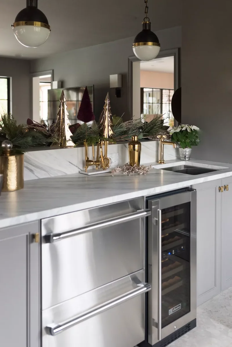 61 Unique DIY Christmas Garland Ideas for Festive Decor 22 Kitchen Island Garland