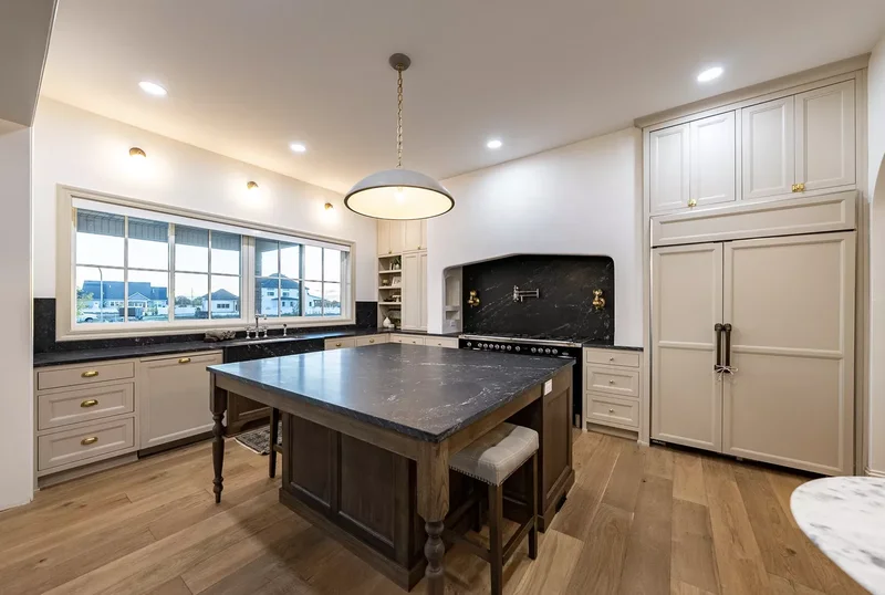 Large Island With Seating