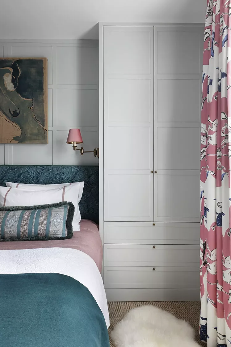 37 Guest Bedroom Ideas to Make Visitors Feel at Home 1 Lay Down a Cozy Rug