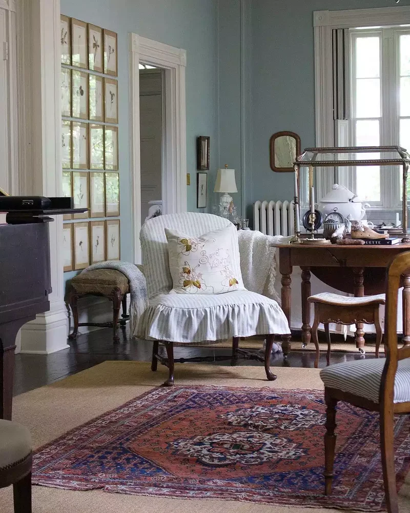 40 Cozy and Inviting Country Living Room Design Ideas 31 Layer Your Rugs