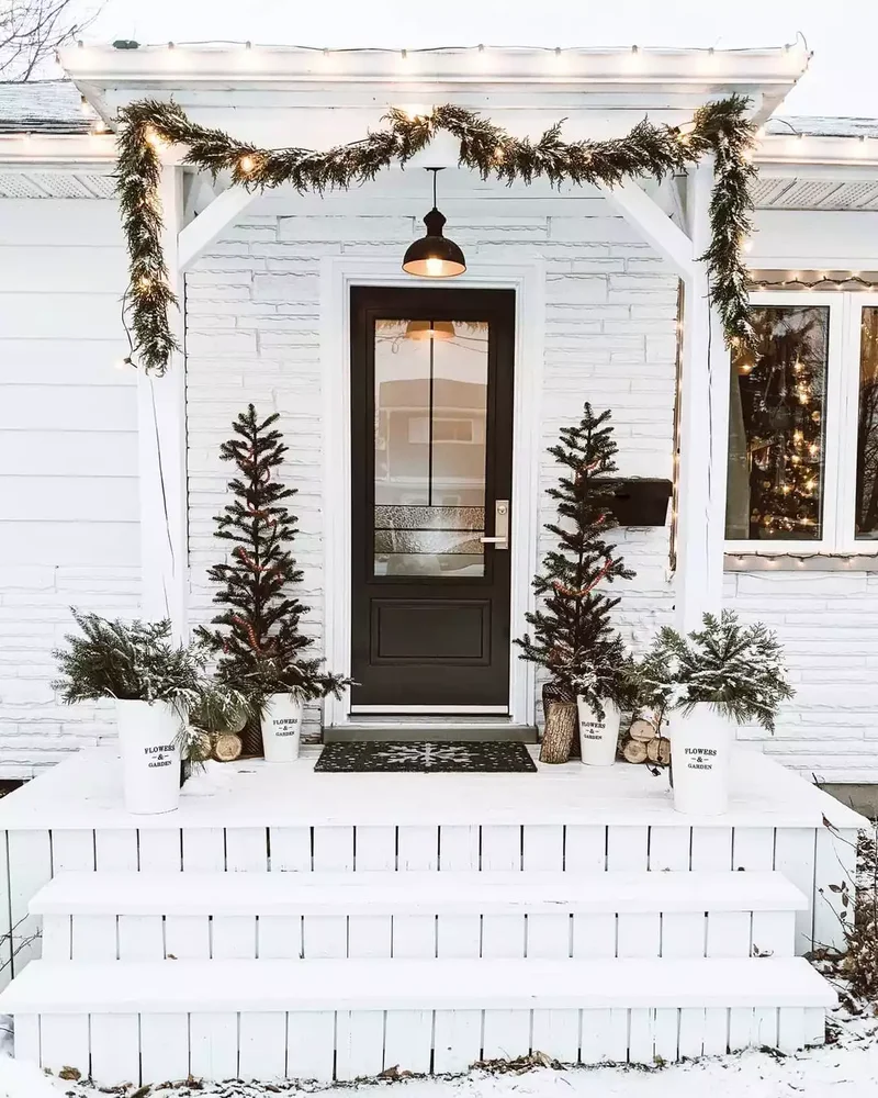 Christmas Door Decorating Ideas: 30 Designer Looks to Try 16 Lighted Porch Column Garland