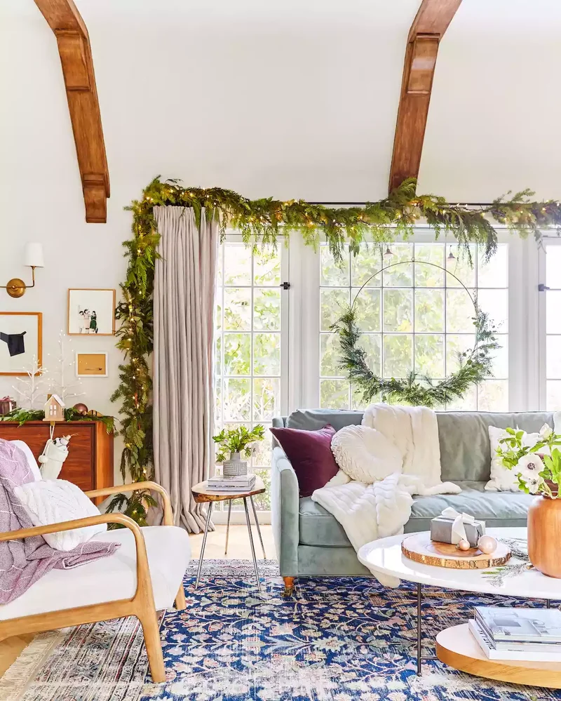 61 Unique DIY Christmas Garland Ideas for Festive Decor 56 Living Room Window Garland