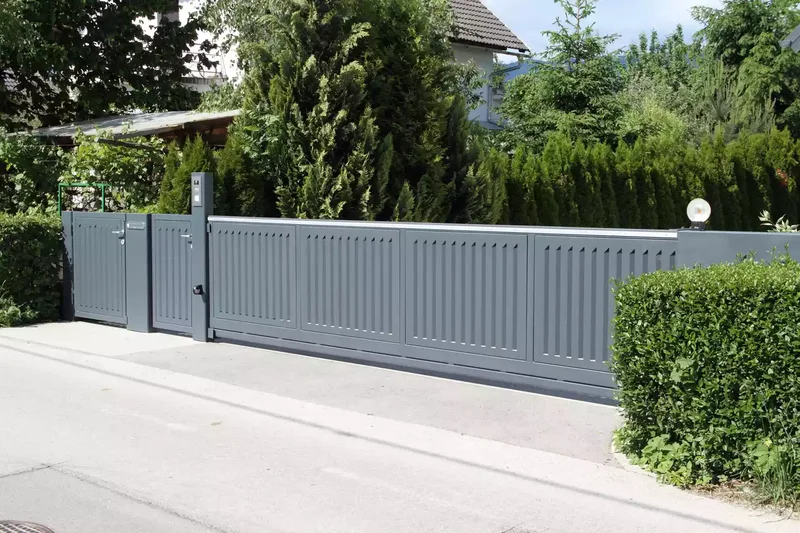 35 Beautiful Driveway Gate Ideas for Any Home Style 11 Low Driveway Gate