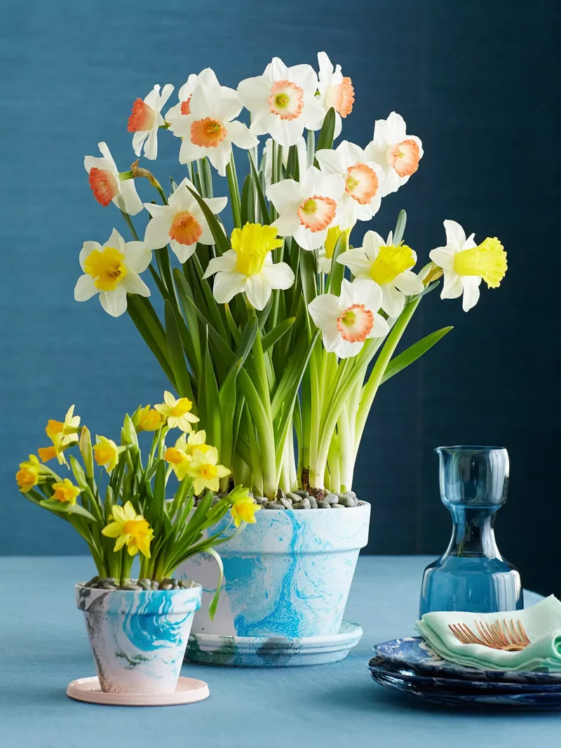 42 Easter Centerpiece Ideas and Table Decor for Spring 34 Marbleized Pots with Daffodils