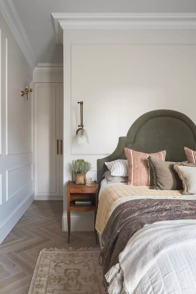 25 Eclectic Bedroom Ideas That Express Your Unique Style 3 Mix Textiles on the Bed