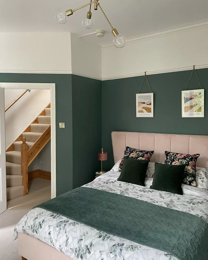 32 Dark Green Bedroom Designs to Inspire Your Next Makeover 1 Mix Traditional And Modern