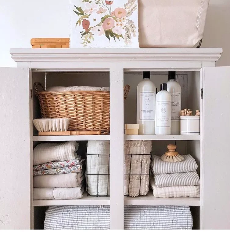 24 Smart Ways to Organize Your Bathroom Closet Beautifully 2 Mix and Match