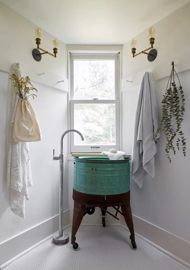 20 Vintage-Inspired Bathrooms Overflowing with Retro Appeal 5 Mix and Match