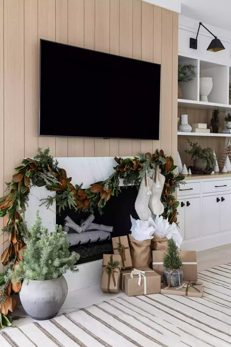 61 Unique DIY Christmas Garland Ideas for Festive Decor 51 Modern Fireplace Garland