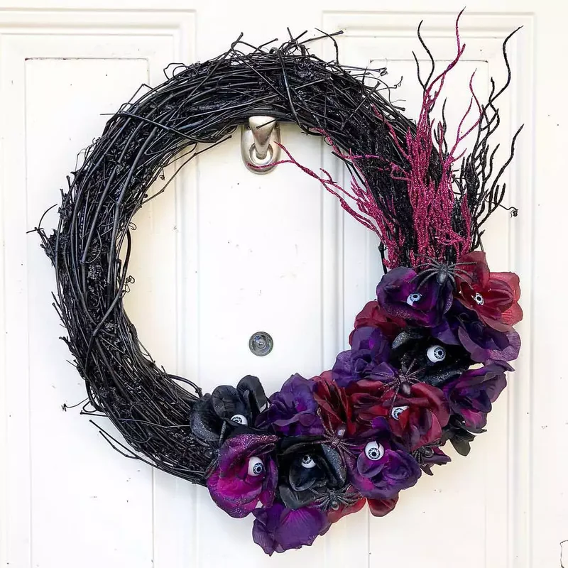 45 Halloween Wreath Ideas to Craft Before October Arrives 43 Moody Halloween Wreath