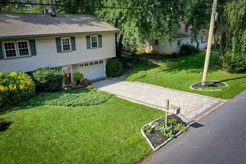 24 Stunning Driveway Landscaping Ideas for Amazing Curb Appeal 3 Multiple Planters