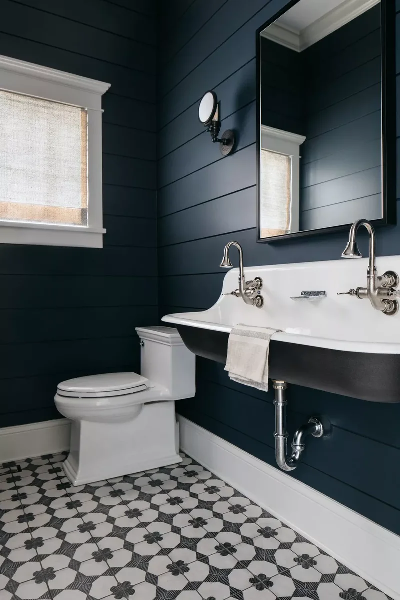 41 Bathroom Paint Color Ideas to Transform Your Space 23 Navy