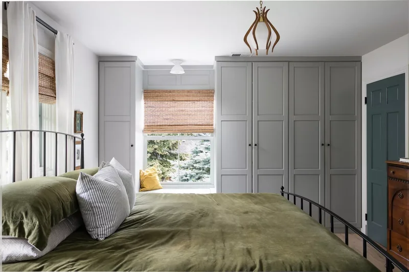 29 Neutral Bedroom Designs You'll Love Cozying Up In This Fall 8 Neutral Bedding