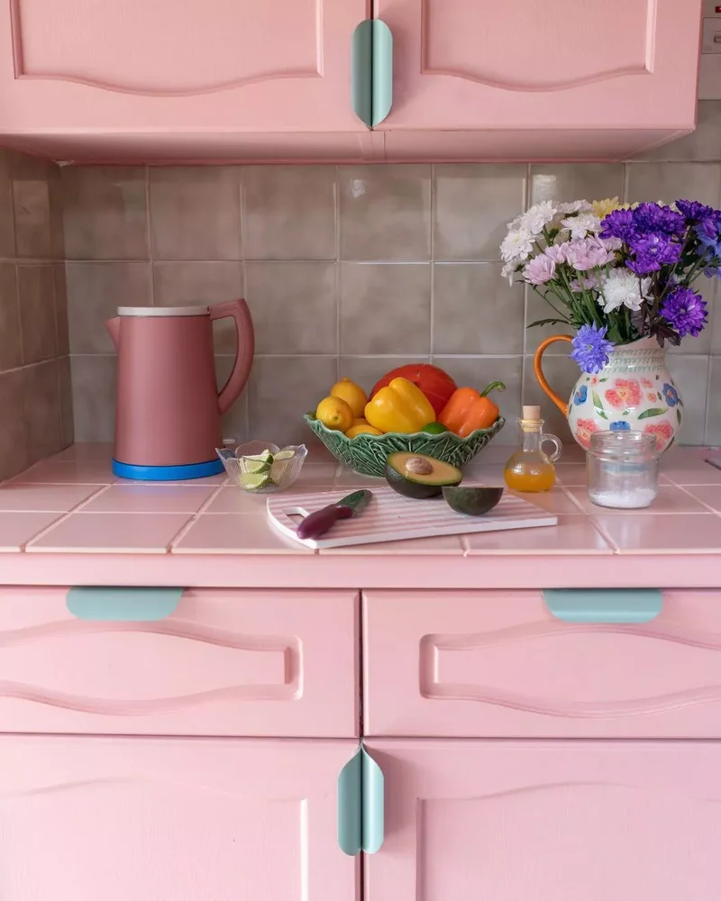 30 Pink Kitchen Designs Showing Pink as the Ideal Neutral 2 Opt for Colorful Hardware