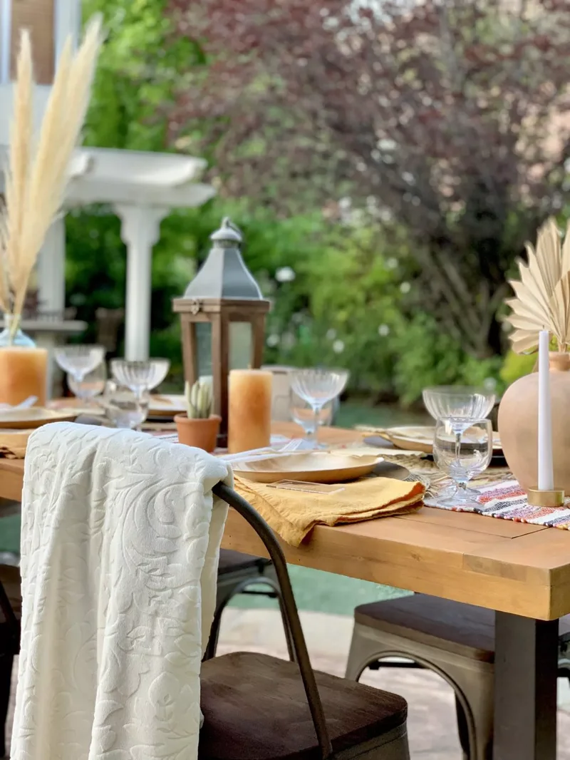 62 Stunning Thanksgiving Table Settings That Will Wow Guests 5 Outdoor Thanksgiving Table