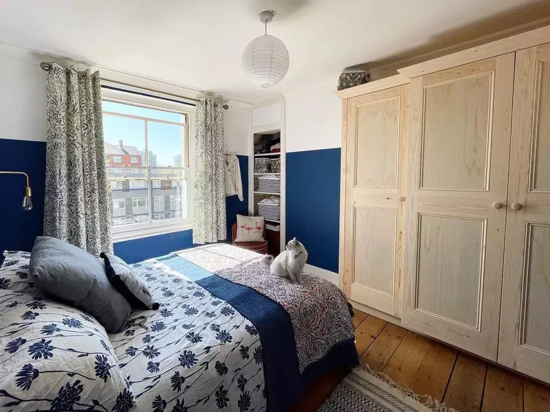 25 Navy Blue Bedroom Designs That Transcend Nautical Style 24 Paint Half Walls